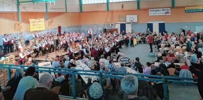 80 Musiker sorgen gemeinsam für Sound - Das Stadtorchester Klingenthal und das Blasorchester Dorf Mecklenburg beim gemeinsam Auftritt. 