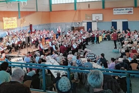 Das Stadtorchester Klingenthal und das Blasorchester Dorf Mecklenburg beim gemeinsam Auftritt. 