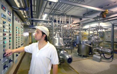 80 und noch lange kein altes Eisen - 
              <p class="artikelinhalt">Sven Clausnitzer, der in der Olbernhauer Molkerei den Maschinenraum im Bereich Milchbearbeitung steuert und überwacht, ist einer von rund 30 Mitarbeitern des Betriebes.</p>
            
