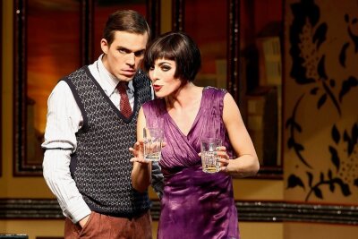 Sänger Alexander Donesch agiert im Musical "Cabaret" im Tipi am Kanzleramt Berlin als amerikanischer Schriftsteller Clifford Bradshaw und Paulina Plucinski als englische Sängerin Sally Bowles.