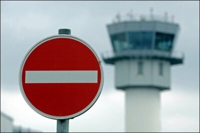 Der deutsche Luftraum bleibt wegen der Aschewolke des isländischen Vulkans bis 20.00 Uhr gesperrt. Mehrere Airlines kritisierten das Flugverbot, weil es nur auf Grundlage von Hochrechnungen zu der Staub-Belastung erlassen worden sei.