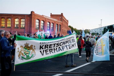 Mit provokanten Plakaten und Spruchbändern zogen die Demonstranten durch die Chemnitzer Innenstadt.