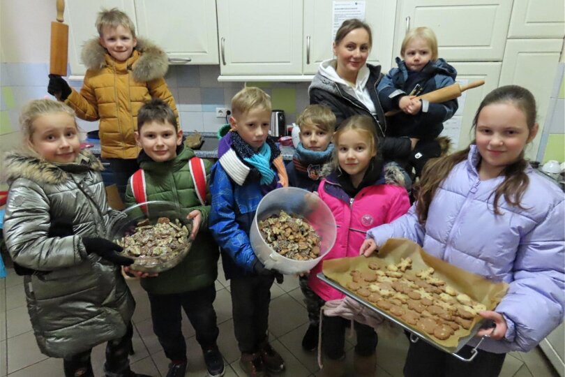 Gemeinsam haben die Mädchen und Jungen im interkulturellen Begegnungszentrum in Leubnitz Plätzchen gebacken.