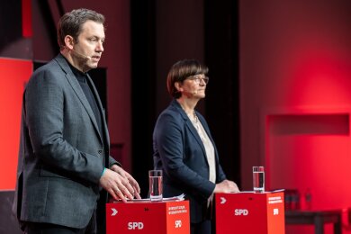 Die SPD-Vorsitzenden Saskia Esken (r) und Lars Klingbeil äußern sich bei einer Pressekonferenz zu der Klausur des SPD-Präsidiums.