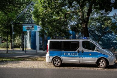 Sicherheitsmaßnahme: Ein Polizeifahrzeug steht im vergangenen Sommer vor einem Freibad in Berlin-Neukölln.