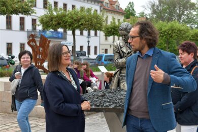 Stadtrundgang mit Staatssekretärin Barbara Meyer durch die Freiberger Altstadt, geführt von Baubürgermeister Martin Seltmann (r.).