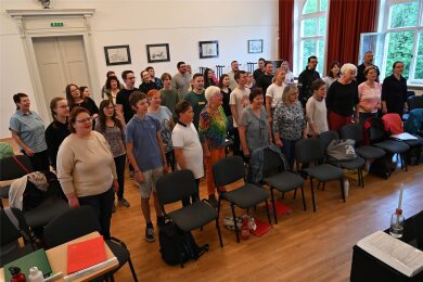 Der Gemischte Chor Penig probt in der Aula des Freien Gymnasiums für das Festkonzert am 26. Mai.