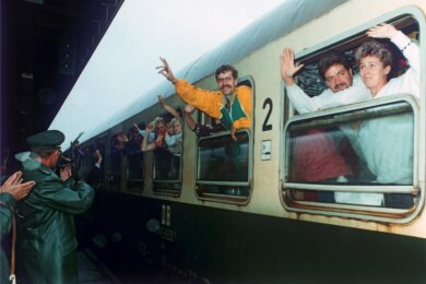 Am 1. Oktober 1989 trafen die ersten DDR-Flüchtlinge aus Prag am Bahnhof in Hof ein. Mit 14 Sonderzügen der Deutschen Reichsbahn (DDR) wurden mehrere tausend ausreisewillige DDR-Bürger, die auf das Gelände der Deutschen Botschaft in Prag geflüchtet waren, in den Westen gebracht.