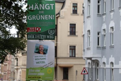 Unter anderem in Zwickau und Plauen hingen 2021 die Wahlplakate des „Dritten Wegs“. Nicht selten unmittelbar über Plakaten der Partei Bündnis 90/Die Grünen.