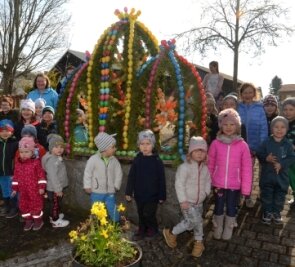 800 Eier schmücken Brunnen - Die Akteure, die in Neustadt aktiv waren: die Kinder der Kita Sonnenpferdchen. 