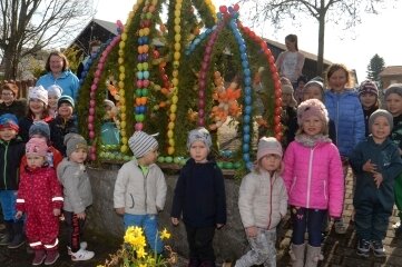800 Eier schmücken Brunnen - Die Akteure, die in Neustadt aktiv waren: die Kinder der Kita Sonnenpferdchen. 