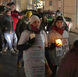 800 "Spaziergänger" in der Innenstadt - Einige protestierten mit Kerzen und Aufschrift gegen eine Impfpflicht.