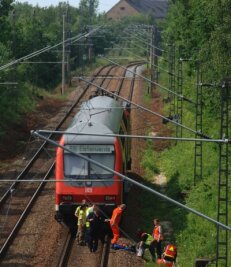Rettungseinsatz am Bahndamm der Zugstrecke Chemnitz - Berlin