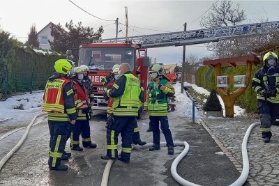 81-jährige Frau stirbt bei Gasexplosion in Leubnitz - Mit einem Großaufgebot waren die Feuerwehren aus Werdau sowie aus den Ortsteilen Leubnitz und Steinpleis angerückt. 
