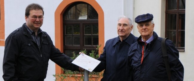Joachim Mehnert (r.) im Jahr 2013 mit Dieter Rausendorff und Ralf Graupner beim Aufstellen von Infotafeln in Schlettau. 