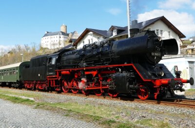 81 Jahre alte Dampflok bringt Osterhasen-Sonderzug ins mittlere Erzgebirge - 