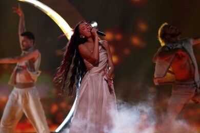 Eden Golan (M) aus Israel mit dem Titel "Hurricane" auf der Bühne beim Finale des Eurovision Song Contest 2024.