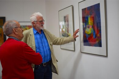 Der Glauchauer Künstler Frithjof Herrmann (r.) im Gespräch mit einem Besucher der Soiree zur Ausstellung „Farbenspiele“, die in der Galerie „Art In“ gezeigt wird.