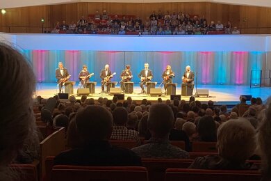 Das Ukulele Orchestra of Great Britain am Montagabend im Kulturpalast Dresden begeisterte Kultur-Redakteurin Katharina Leuoth.