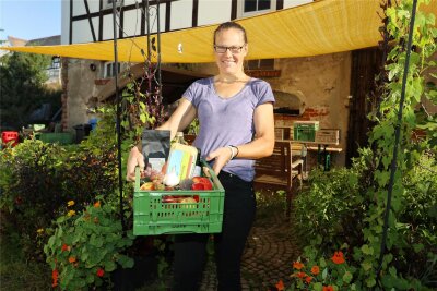 Simone Walther hat die Kisten für ihre Kunden gepackt. Das Obst-, Kräuter- und Gemüsesortiment wird auf Wunsch mit Produkten regionaler Anbieter für Milch- und Käseerzeugnisse, Wurst, Fleisch und Backwaren ergänzt. Dafür nutzen die Rudelswalder ein umfangreiches Netzwerk.