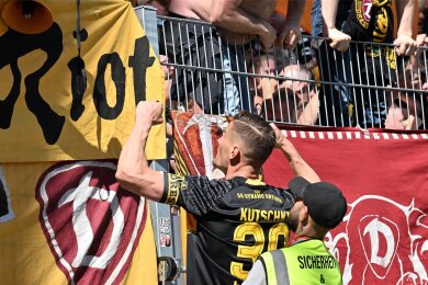 Dynamo-Kapitän Stefan Kutscke jubelt nach seine Führungstor in Regensburg vor den Dresdner Anhängern. Gegen Verl will die Mannschaft den Fans wieder einen Heimsieg schenken.