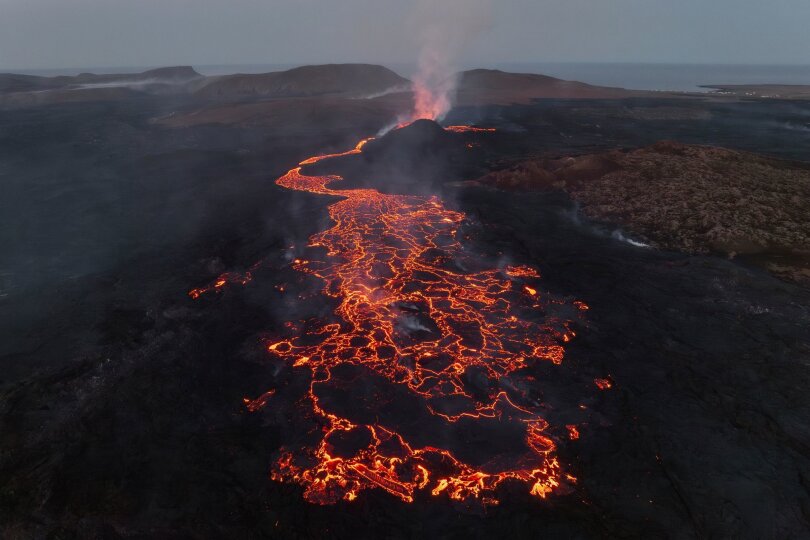 Ein Vulkan ist in der Nähe der Küstenstadt Grindavik im Südwesten Islands ausgebrochen, die Lava verteilt sich hier über der Eruptionsstelle.