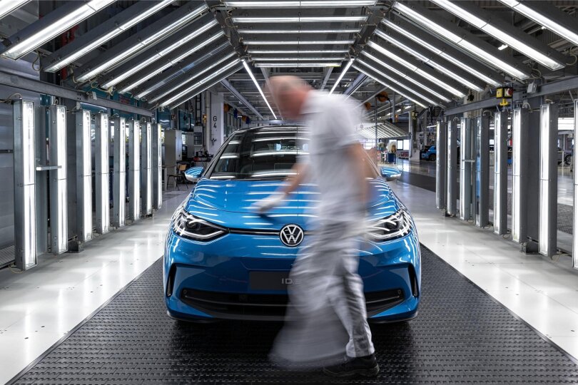 Ein ID.3 steht zur Endabnahme im Lichttunnel im Werk von Volkswagen in Zwickau. Viele der mehr als 2000 befristet Beschäftigten in dem Werk bangen wegen der schwächelnden Nachfrage bei E-Autos um ihren Job.