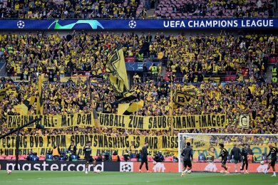 Dortmund Fans protestierten vor dem Spiel gegen den Rheinmetall-Deal.