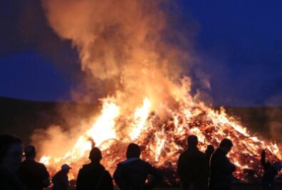 Die Hexenfeuer, so wie hier in Raschau, sind nicht nur eine Tradition, sondern auch ein beliebter Treffpunkt.