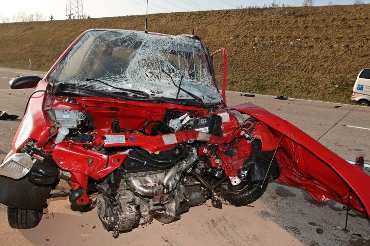 Eine Geisterfahrerin ist am Donnerstagnachmittag bei einem Unfall auf der A4 ums Leben gekommen. 