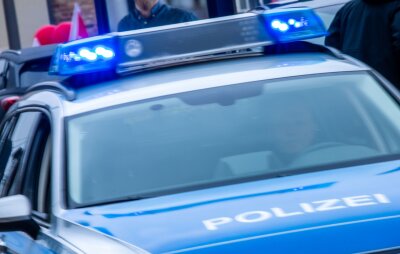 82-Jähriger bekommt gestohlene Motorräder zurück - Ein Streifenwagen der Polizei ist mit Blaulicht im Einsatz.