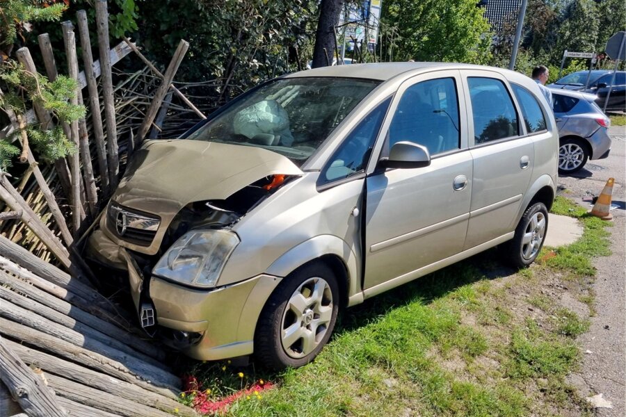 82-Jähriger missachtet Vorfahrt: Autos landen in Zaun - Nach dem Zusammenstoß landeten beide Pkw in einem Holzzaun.