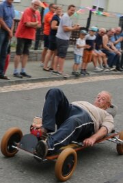 82-jähriger Neuhausener siegt mit der Seifenkiste - Sieger Werner Fröse fuhr quasi auf einem Brett liegend die Strecke hinab - und das im Alter von 82 Jahren. 