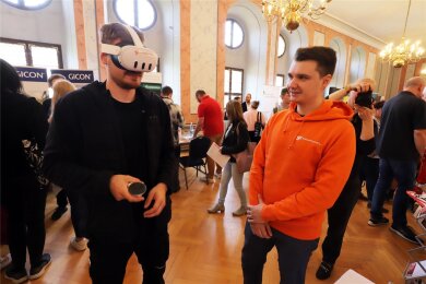 Maik Rohne (r.) vom Dresdner Unternehmen Global Foundries ließ Interessierte per VR-Brille einen Blick in den Reinraum des Halbleiterherstellers schauen.