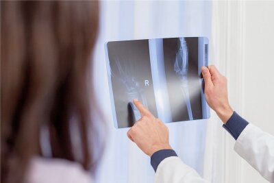 Was zeigt das Röntgenbild? Auch ein falscher Befund kann Ursache für einen Behandlungsfehler sein. 