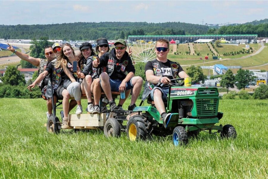 Als der Zeltplatz auf dem Ankerplatz am Mittwoch 10 Uhr seine Pforten geöffnet hat, standen bereits über 30 Fahrzeuge in der Warteschlange. Bei den ersten Campern hat die große MotoGP-Party dann auch schon im Laufe des Tages begonnen.