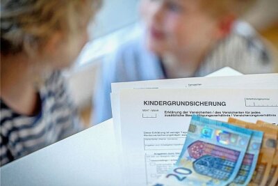 Ende August will die Bundesfamilienministerin die Kindergrundsicherung auf den Weg bringen lassen. Was sie den Staat kostet und wie genau Familien damit unterstützt werden, ist bislang nicht bekannt. 