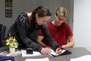 Andrea Uloth mit Paul Weißflog, der in Meißen im Bachelorstudiengang Allgemeine Verwaltung studiert.