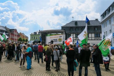 Etwa 250 Personen haben sich nach Angaben der Polizei am Samstagnachmittag zur Kundgebung der „Freien Sachsen“ auf dem Markt in Zwönitz versammelt. Auf dem anschließenden Spaziergang trafen sie auf Gegenprotest.