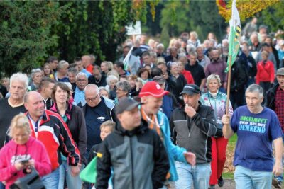 820 Menschen bei nicht angemeldetem Aufzug in Freiberg - Der Demonstrationszug begann im Albertpark. 
