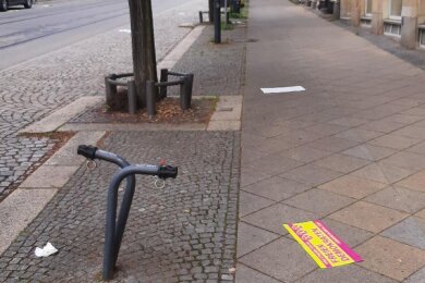 Abgetrennte Wahlplakate auf dem teilweise schon beräumten Gehweg an der Bahnhofstraße.