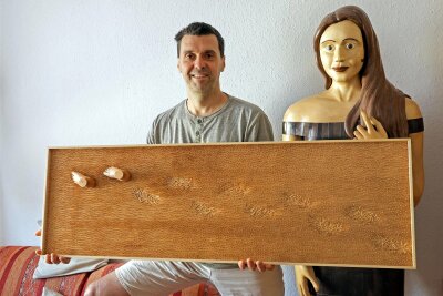 Danny Reinhold beteiligt sich seit 2011 am Holzkunstmarkt. Er zeigt jeweils seine neuen Arbeiten. So war 2017 die Skulptur „Anthea“ (rechts) zu sehen. Diesmal stellt Reinhold die 115 mal 35 Zentimeter große Arbeit „Wo ein Wille, da ein Weg“ vor.