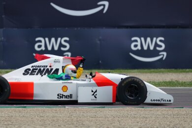 Der ehemalige Rennfahrer Sebastian Vettel fährt mit dem McLaren des verstorbenen Ayrton Senna vier Ehrenrunden.