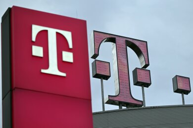 Das Logo der Telekom steht auf dem Dach der Unternehmenszentrale. Die Gewerkschaft Verdi hat Beschäftigte des Telekom-Konzerns in Sachsen, Sachsen-Anhalt und Thüringen am Mittwoch zu einem ganztägigen Warnstreik aufgerufen.