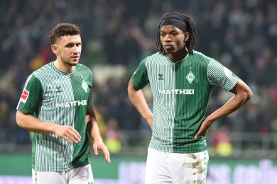 Der SV Werder Bremen hat Skelly Alvero (r) fest verpflichtet.