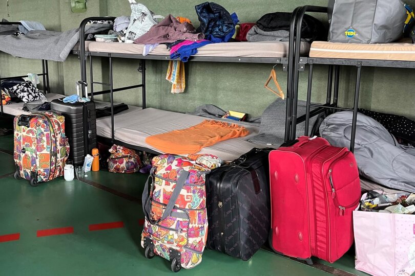 Ukrainische Familien müssen ihre Sachen packen und die vom Landkreis zur Verfügung gestellten Wohnungen verlassen. Um Obdachlosigkeit zu verhindern, wird ihnen ein Notquartier angeboten.