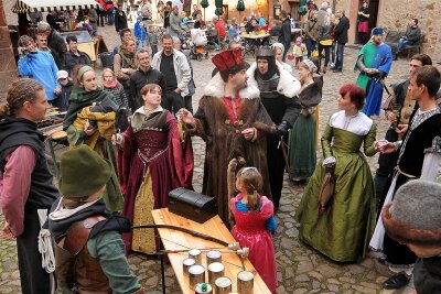 Den Familien-Erlebnistag auf Burg Kriebstein gestalten am Sonntag die Rollenspieler der Gugelgilde aus Dresden.