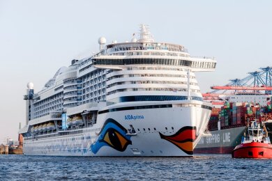 Das Kreuzfahrtschiff "Aida Prima" fährt in Hamburg in den Hafen. Aida Cruises hat geplante Reisen durch das Rote Meer abgesagt und alternative Routen aufgelegt.