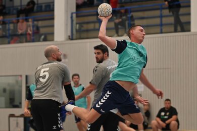 Stefan Ernst (r.) und die Handballteams des TSV Fortschritt Mittweida bestreiten am Sonntag ihre letzten Saisonspiele.
