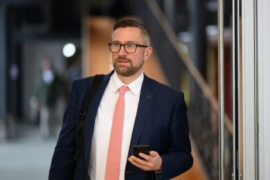 Sachsens Wirtschaftsminister Martin Dulig kommt zur Sondersitzung des Sächsischen Landtags.